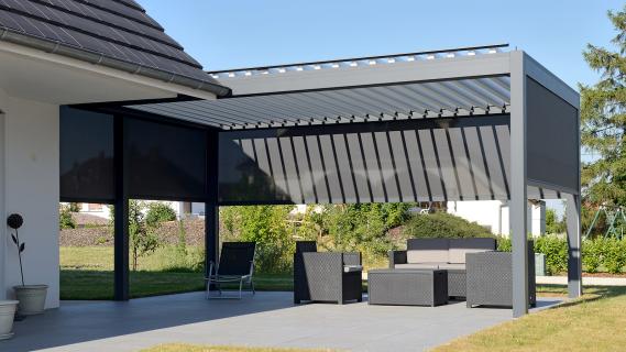 Antracit lamellás pergola kerti bútorokkal és oldalfedéssel