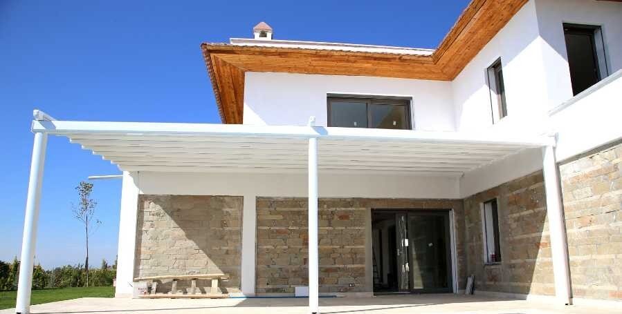 CEDRUS Classic pergola homlokzatra szerelve, elöl oszloplábakon