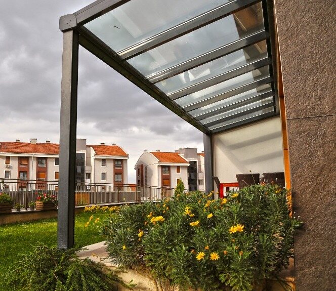 SkyFix pergola fix, üvegezett tetőszerkezettel
