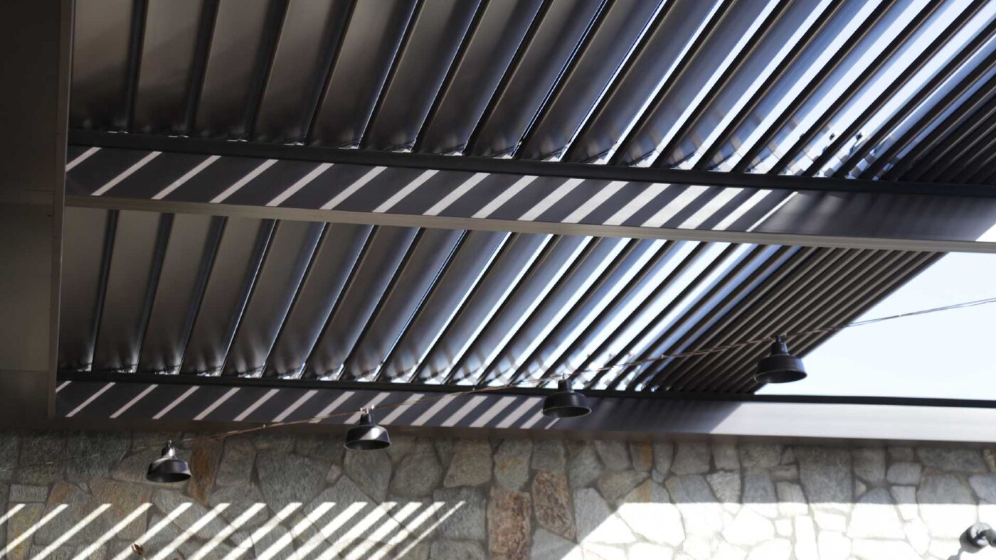 SkyFree pergola elhúzható, bioklimatikus lamellás tetővel