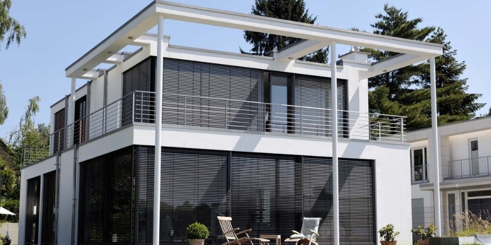 Zsalúzia és pergola egy kétszintes családi házon