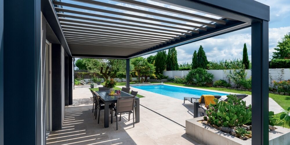 Lamellás pergola egy medence melletti teraszon