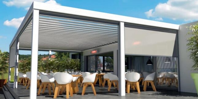 Lamellás pergola hosszú asztallal, nyitott állásban