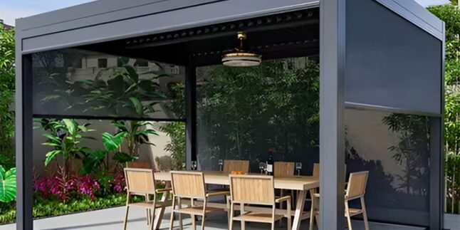 Pergola oldalfedéssel, növényekkel keretezett teraszon
