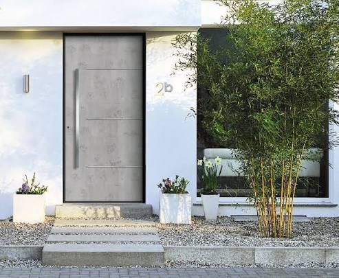 Beton hatású szürke bejárati ajtó rozsdamentes betétekkel