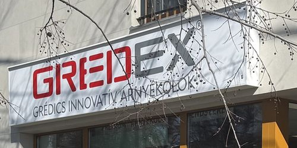 A Gredex cégtáblája egy épület homlokzatán, piros-szürke logóval