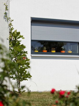 Helytartó kép: alumínium redőny ívelt tokkal egy ablak felett