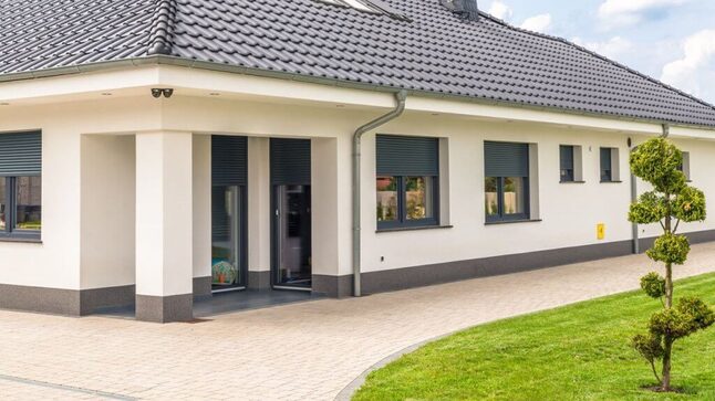 Redőnyök egy világos, cseréptetős családi ház ablakain